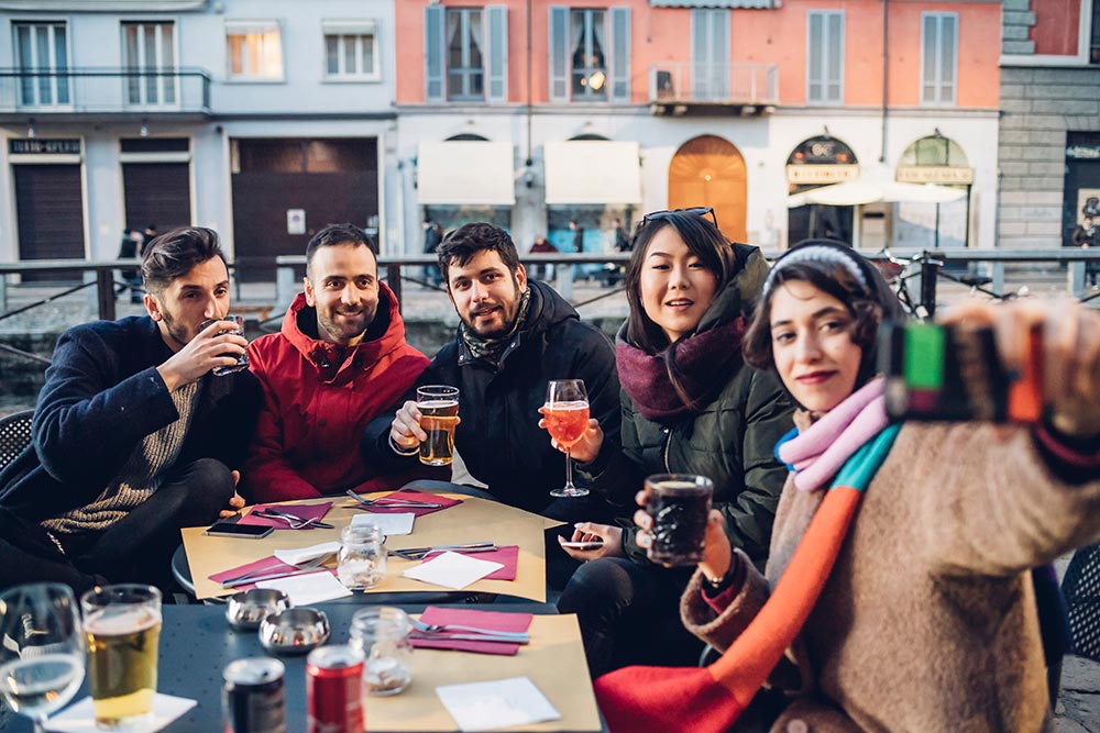 friends-enjoying-drink-at-outdoor-cafe-milan-ita-2025-04-04-11-24-57-utc.jpg