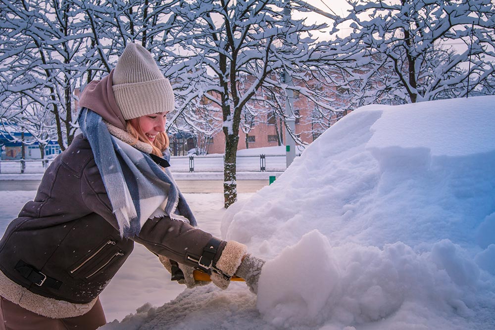 removing-snow-from-car-windshield-clean-car-windo-2025-03-11-16-22-34-utc.jpg