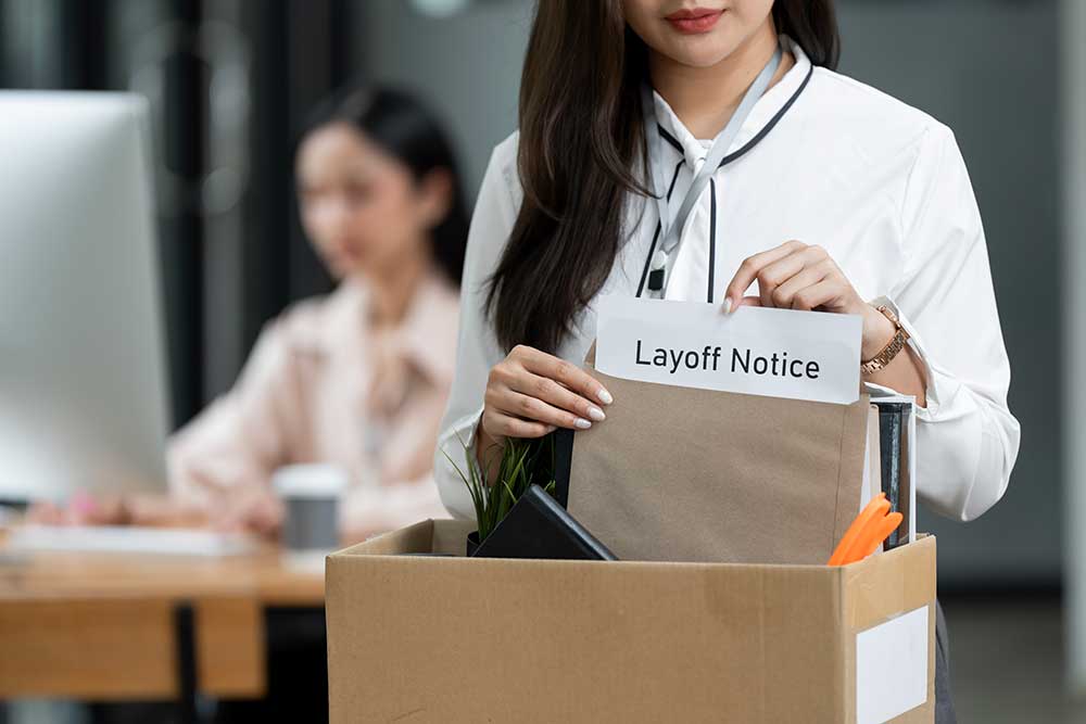 closeup-woman-holding-brown-paper-envelope-in-a-ca-2024-12-07-03-56-53-utc.jpg