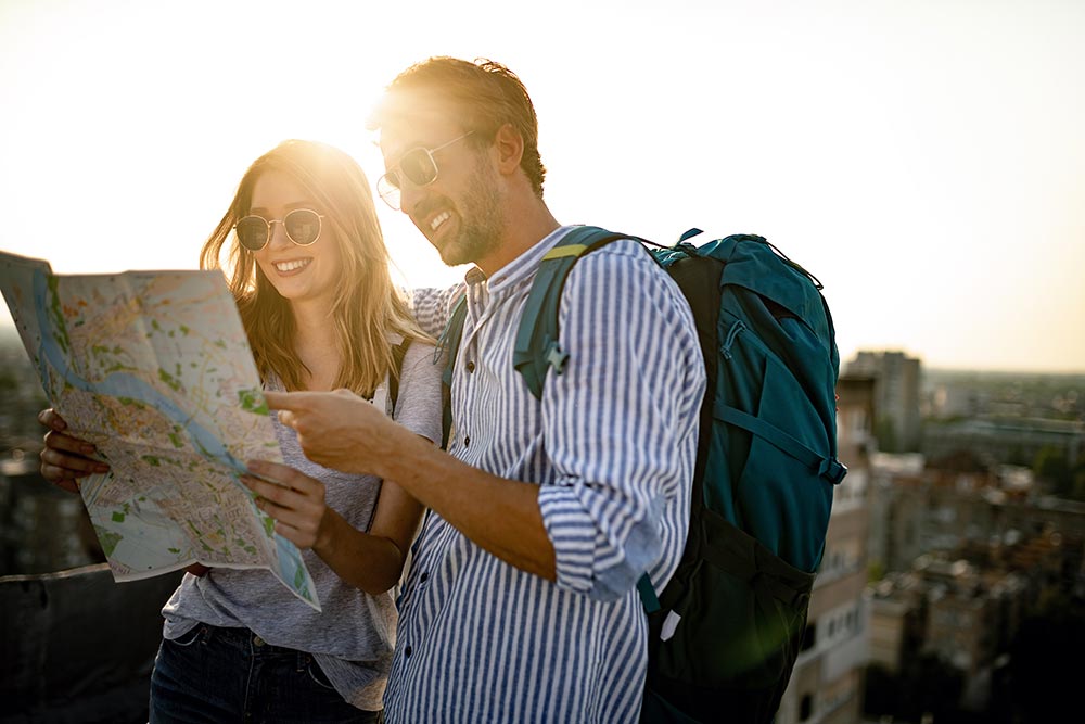 happy-couple-on-vacation-sightseeing-city-with-map-2025-03-16-14-45-52-utc.jpg