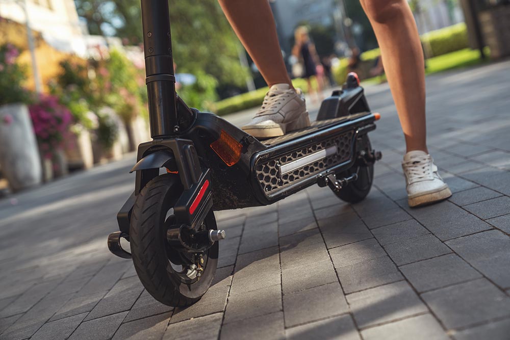 walk-on-an-electric-scooter-2026-03-10-02-04-52-utc.jpg