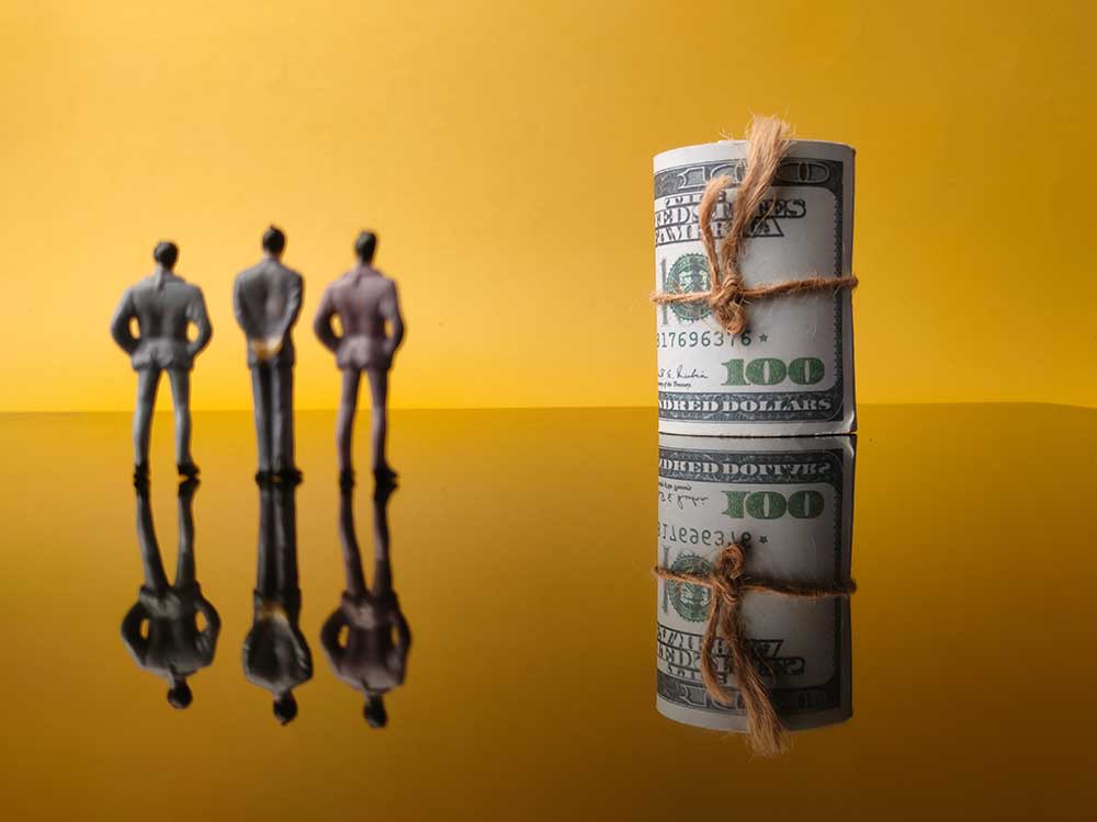 blur-miniature-people-and-banknotes-with-reflectio-2024-12-08-00-08-49-utc.jpg