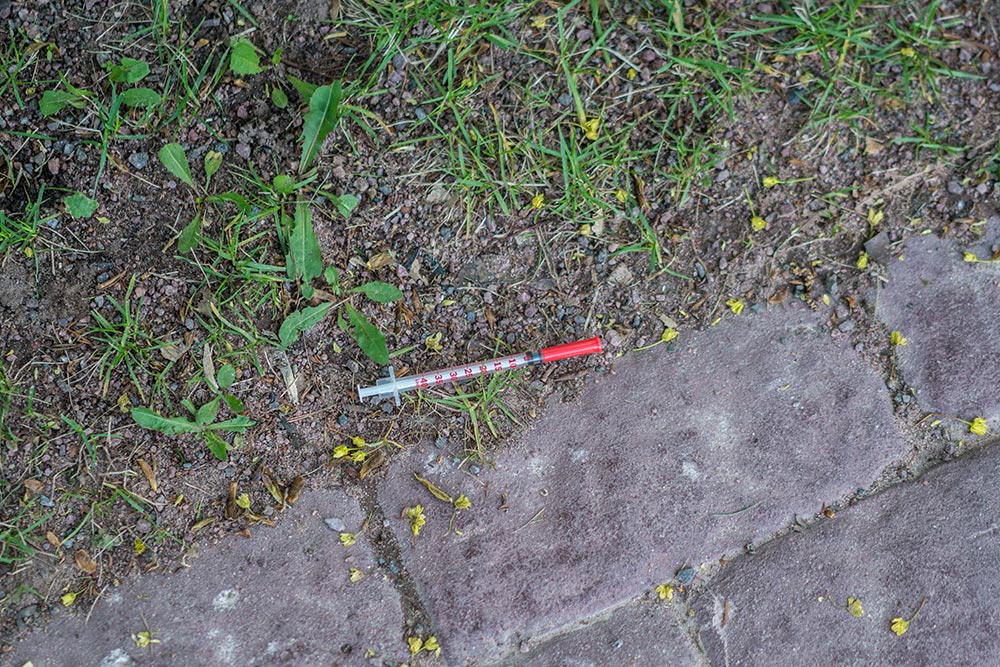 used-syringe-on-the-ground-2024-11-27-19-57-32-utc.jpg