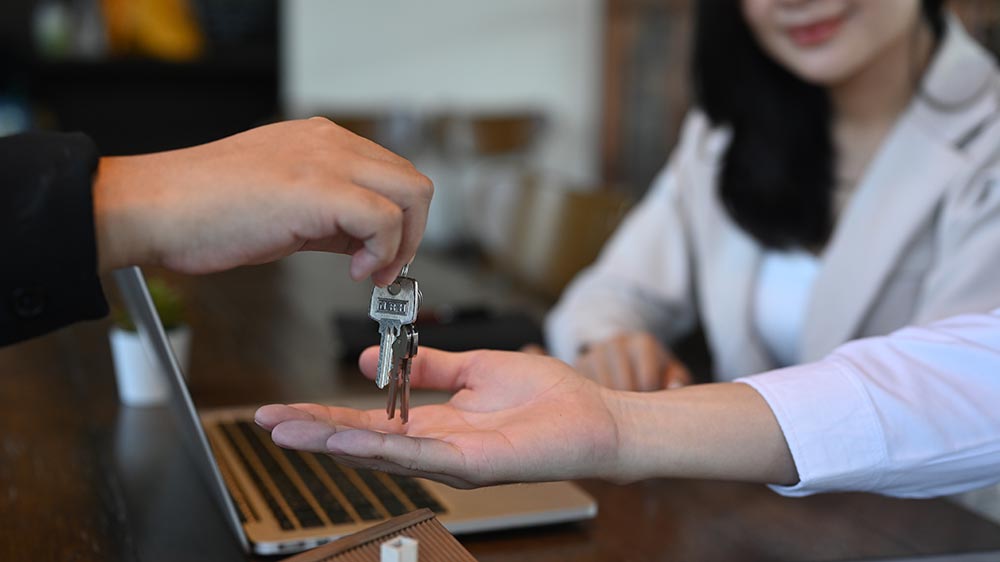 cropped-shot-young-couple-receiving-keys-from-real-2024-12-04-21-29-46-utc.jpg