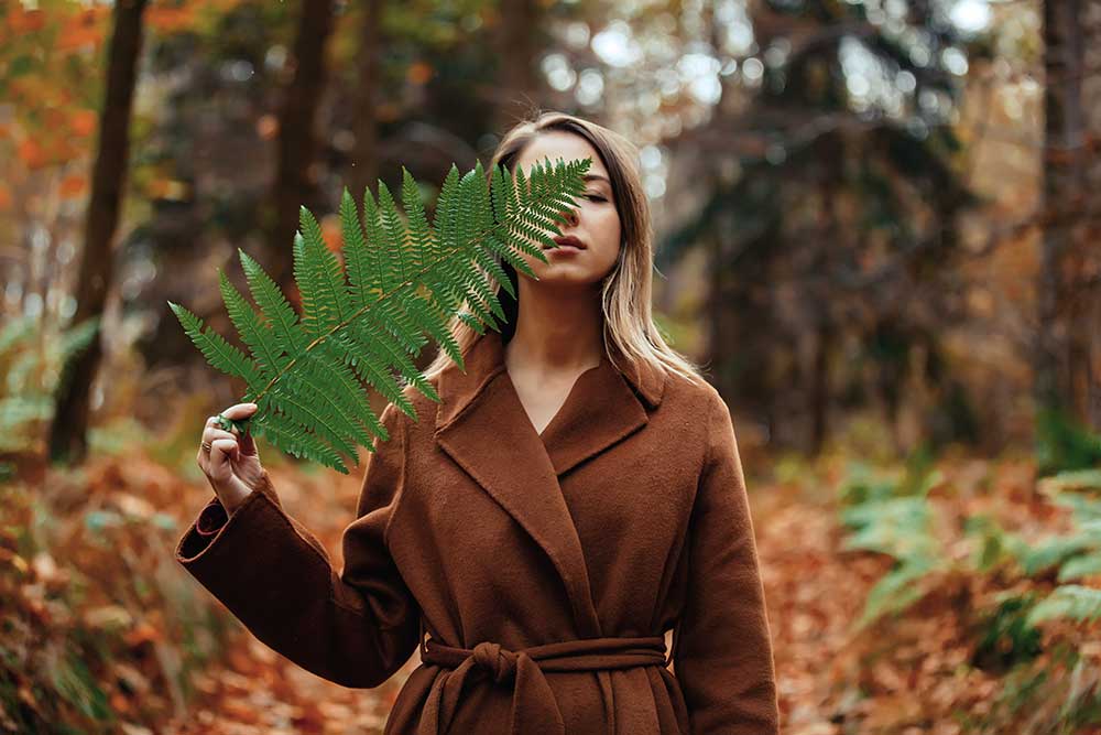 style-woman-with-fern-branch-in-a-autumn-time-fore-2024-09-25-23-43-58-utc.jpg