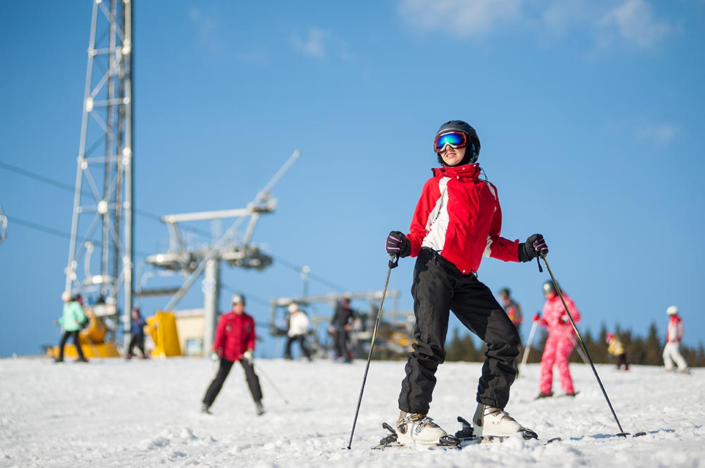 woman-skier-with-ski-at-winer-resort-in-sunny-day-2026-01-07-01-00-35-utc.jpg